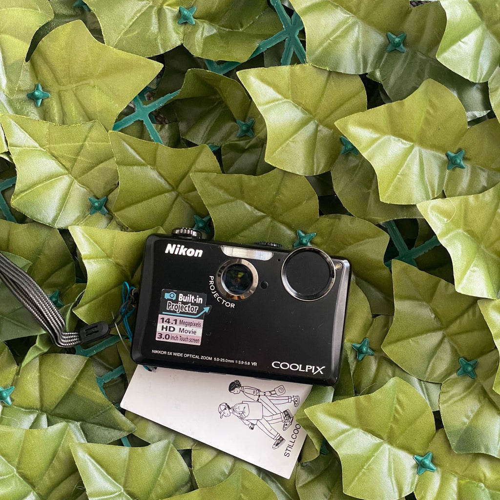 Nikon Coolpix S1100pj w/Built-in projector