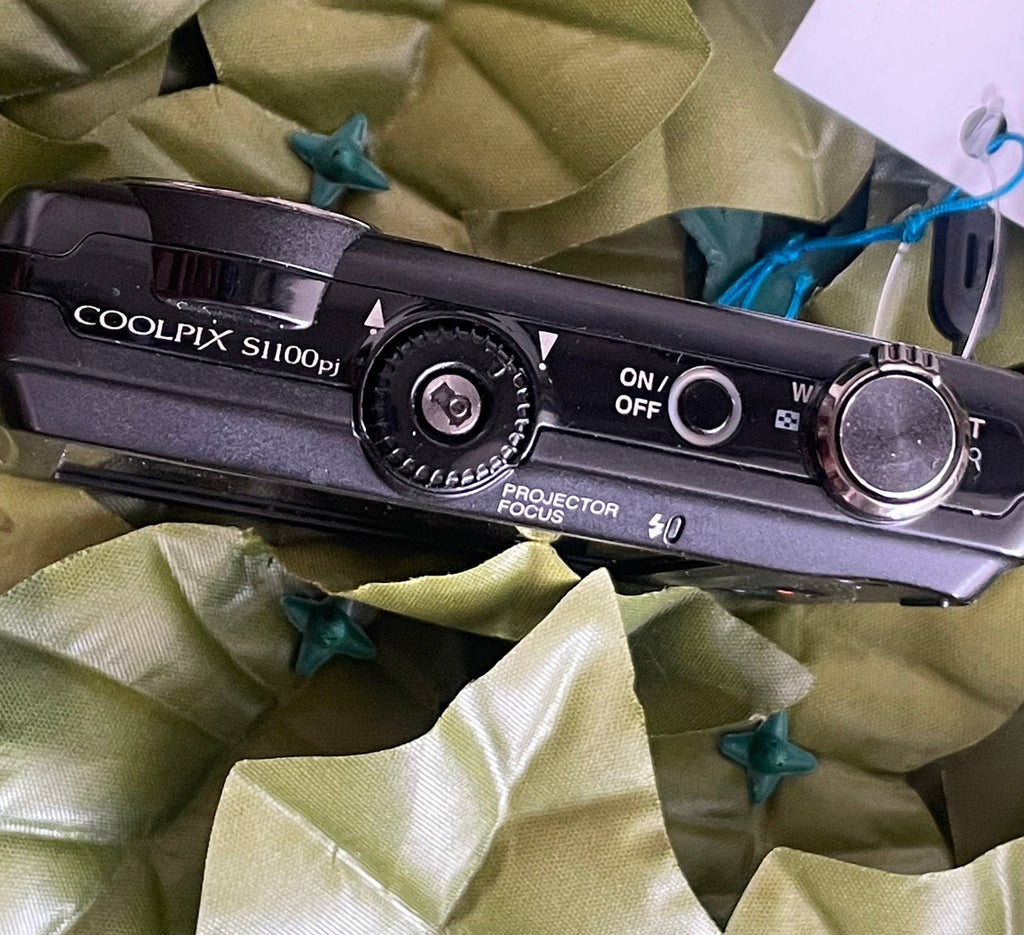 Nikon Coolpix S1100pj w/Built-in projector